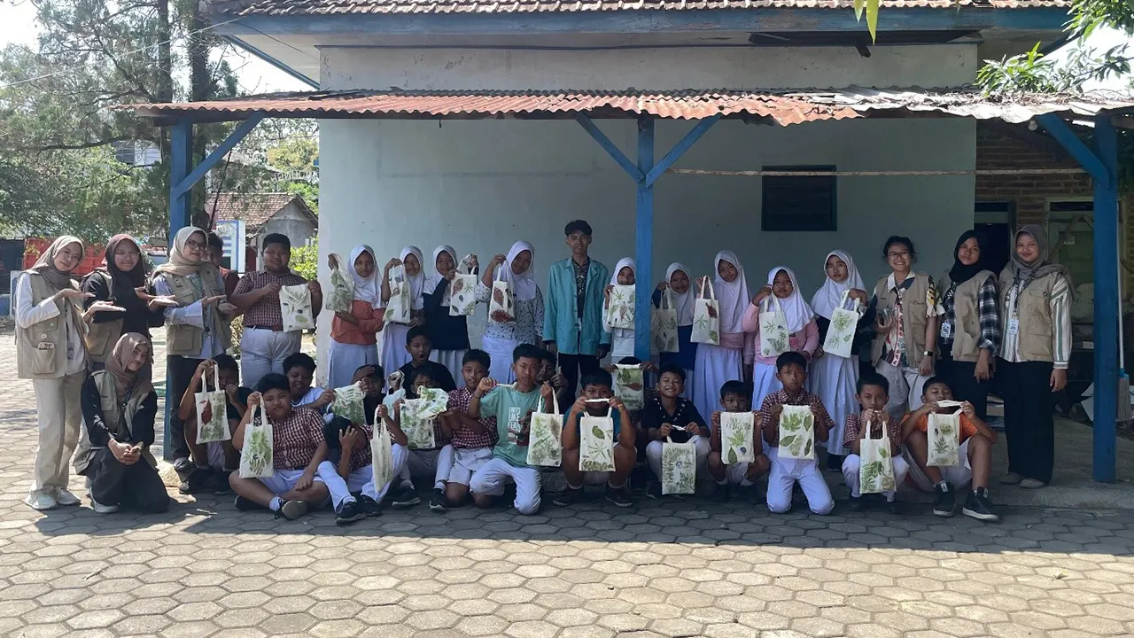 Mahasiswa KKN UNS 132 berfoto bersama siswa SD 2 Tanjungrejo seusai pelaksanaan workshop “Dari Daun Menjadi Karya: Ecoprint Totebag Ramah Lingkungan” pada Kamis (31/7/2025). (doc. KKN 132 UNS)