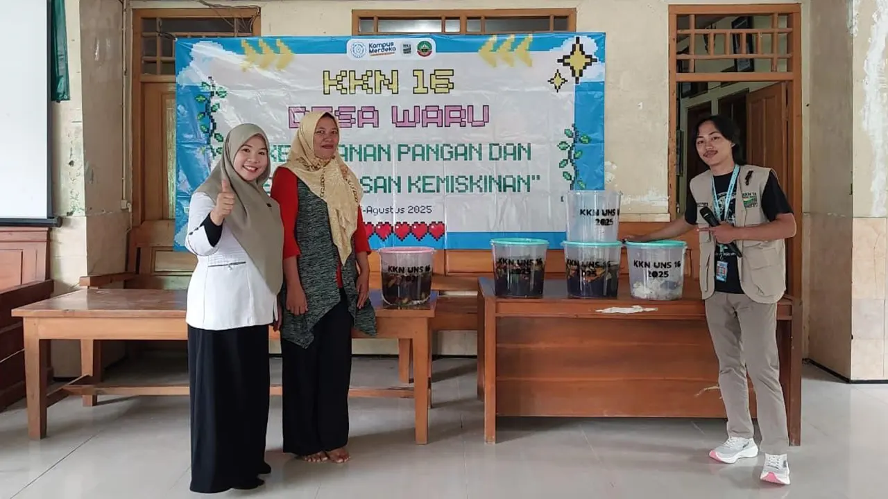 Mahasiswa KKN UNS 16 berfoto bersama perwakilan ibu-ibu PKK setelah kegiatan pembuatan eco-enzyme dalam mewujudkan desa bersih dan sehat. (doc. KKN 16 UNS)