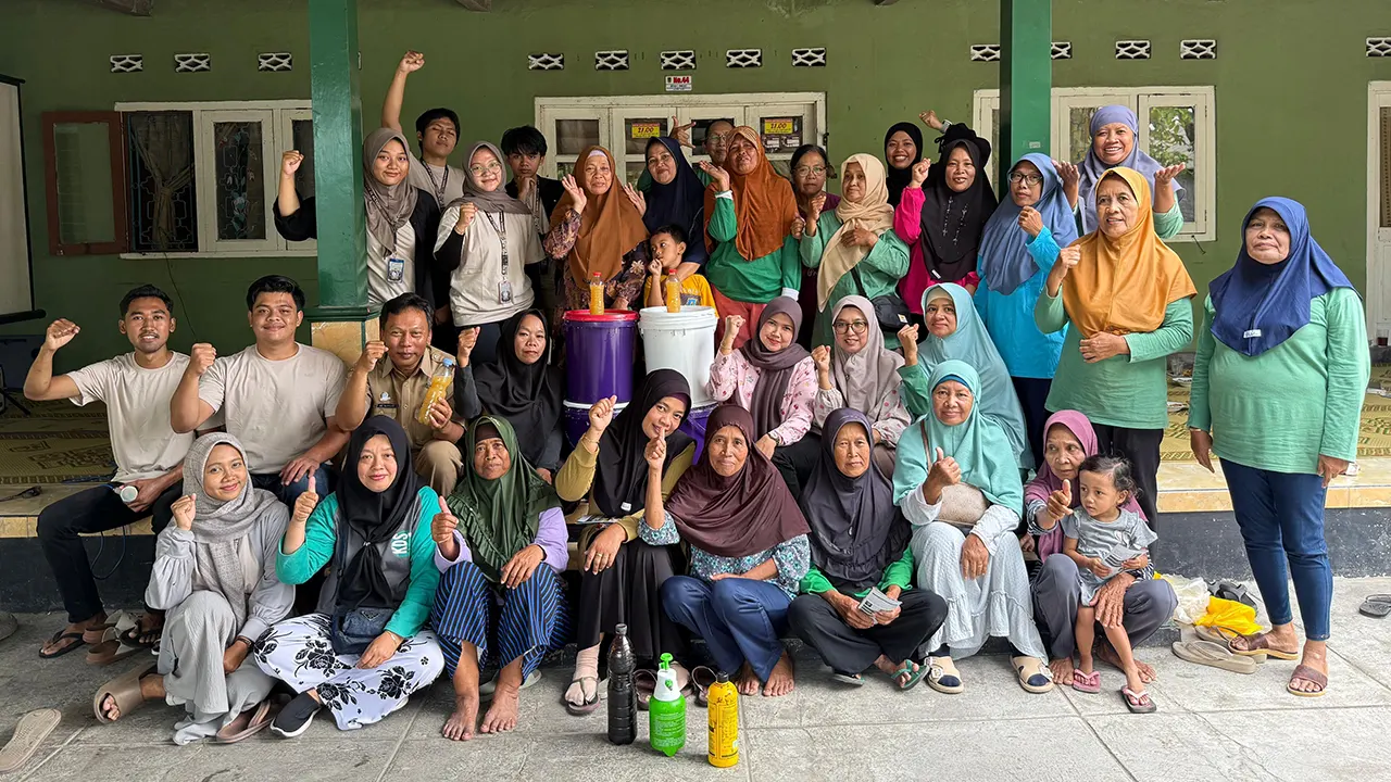 Mahasiswa KKN UNS 2025 Kelompok 120 berfoto bersama warga Desa Bugisan usai praktik pembuatan reaktor ember tumpuk. (doc. KKN 120 UNS)