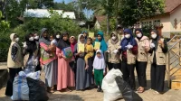 Mahasiswa KKN UNS 273 berfoto bersama warga usai kegiatan pengumpulan sampah, sebagai bentuk sinergi dalam mewujudkan desa bersih dan sehat. (doc. KKN 273 UNS)