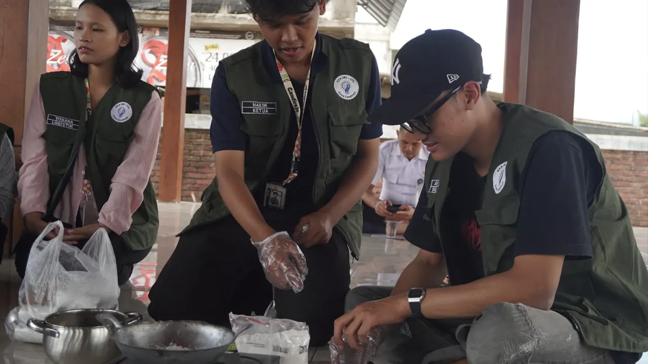 Mahasiswa KKN UNS 278 Desa Candirejo mempraktikkan proses pembuatan briket sekam padi bersama warga. (doc. KKN 278 UNS)