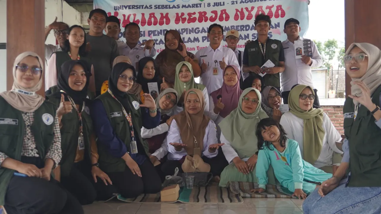 Mahasiswa KKN UNS 278 berfoto bersama warga Desa Candirejo usai pelatihan pembuatan briket sekam padi. (doc. KKN 278 UNS)