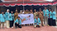 Mahasiswa KKN UNS 47 menyerahkan hasil pemetaan site plan Badan Usaha Milik Kalurahan (BUMKAL) Girikarto kepada pemerintah kalurahan pada Selasa (19/8/2025). (doc. KKN 47 UNS)