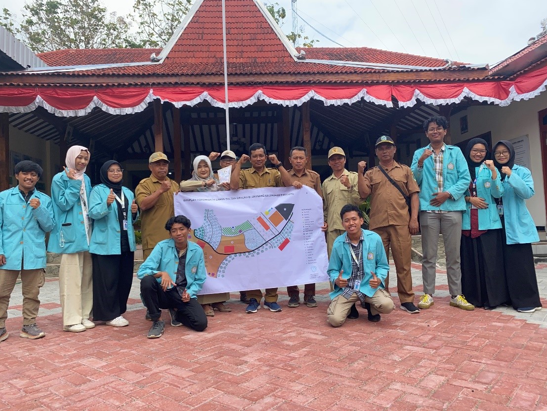 Mahasiswa KKN UNS 47 menyerahkan hasil pemetaan site plan Badan Usaha Milik Kalurahan (BUMKAL) Girikarto kepada pemerintah kalurahan pada Selasa (19/8/2025). (doc. KKN 47 UNS)