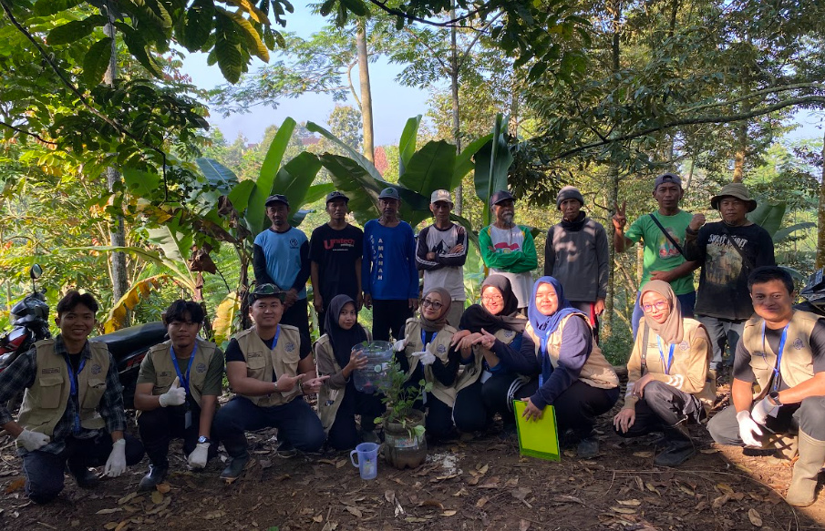 Mahasiswa KKN UNS 63 memberikan edukasi tentang pembibitan tanaman nilam di galon kepada kelompok tani pada Senin (24/7/2024). (doc. KKN 63 UNS)