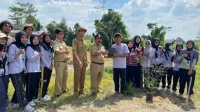 Mahasiswa KKN UNS Kelompok 105 dan 111 bersama perangkat Desa Prawatan serta Camat Jogonalan berfoto usai kegiatan penanaman pohon sebagai wujud kolaborasi peduli lingkungan di Klaten. (doc. KKN UNS 105) Mahasiswa KKN UNS Kelompok 105 dan 111 bersama perangkat Desa Prawatan serta Camat Jogonalan berfoto usai kegiatan penanaman pohon sebagai wujud kolaborasi peduli lingkungan di Klaten. (doc. KKN UNS 105)