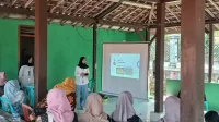 Mahasiswa KKN UNS Kelompok 14 saat memberikan pelatihan strategi pengemasan produk kepada warga Desa Semanggi, Blora, dalam program pemberdayaan olahan jagung menjadi keripik bernilai jual tinggi. (doc. KKN 14 UNS) Mahasiswa KKN UNS Kelompok 14 saat memberikan pelatihan strategi pengemasan produk kepada warga Desa Semanggi, Blora, dalam program pemberdayaan olahan jagung menjadi keripik bernilai jual tinggi. (doc. KKN 14 UNS)