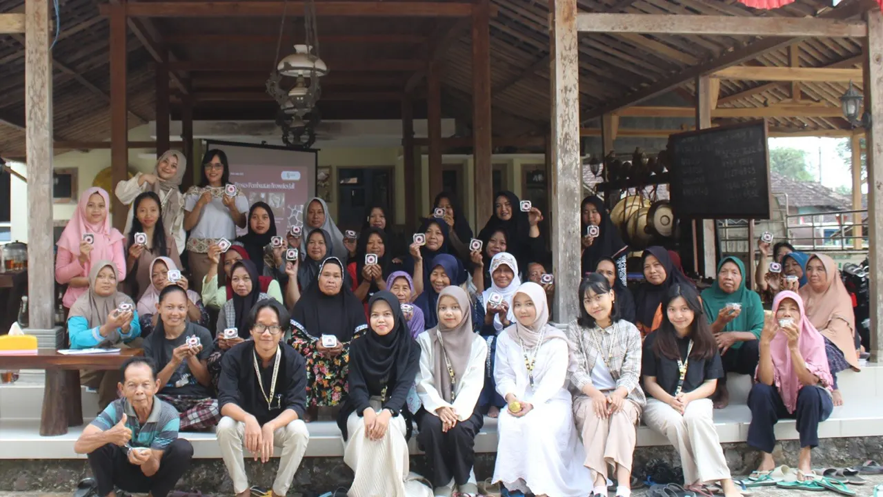 Mahasiswa KKN UNS Kelompok 299 bersama ibu-ibu warga RT 05 Plalangan, Desa Sukorejo, Kecamatan Sambirejo, Sragen, berfoto bersama usai kegiatan pelatihan pembuatan brownies berbahan dasar jali di Pendopo Kepala Desa Sukorejo, Senin (11/8/2025). (doc. KKN 299 UNS) Mahasiswa KKN UNS Kelompok 299 bersama ibu-ibu warga RT 05 Plalangan, Desa Sukorejo, Kecamatan Sambirejo, Sragen, berfoto bersama usai kegiatan pelatihan pembuatan brownies berbahan dasar jali di Pendopo Kepala Desa Sukorejo, Senin (11/8/2025). (doc. KKN 299 UNS)