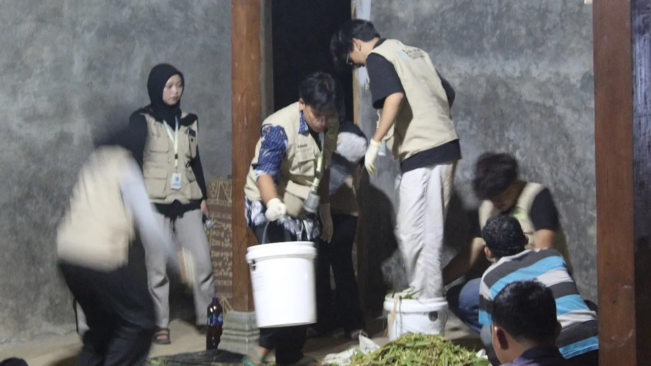 Mahasiswa KKN UNS Kelompok 58 bersama warga Desa Melikan praktik langsung pembuatan silase pakan ternak di Balai Padukuhan Kendal, Kecamatan Rongkop, Gunungkidul. (doc. KKN 58 UNS)