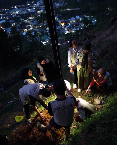 Mahasiswa KKN UNS Kelompok 81 melaksanakan pemasangan Early Warning System (EWS) di Desa Ngledoksari. (doc. KKN 81 UNS)