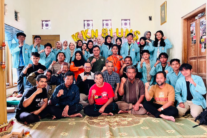 Mahasiswa KKN UNS Kelompok 81 menggelar pengesahan EWS di Balai Desa Ngledoksari. (doc. KKN 81 UNS)