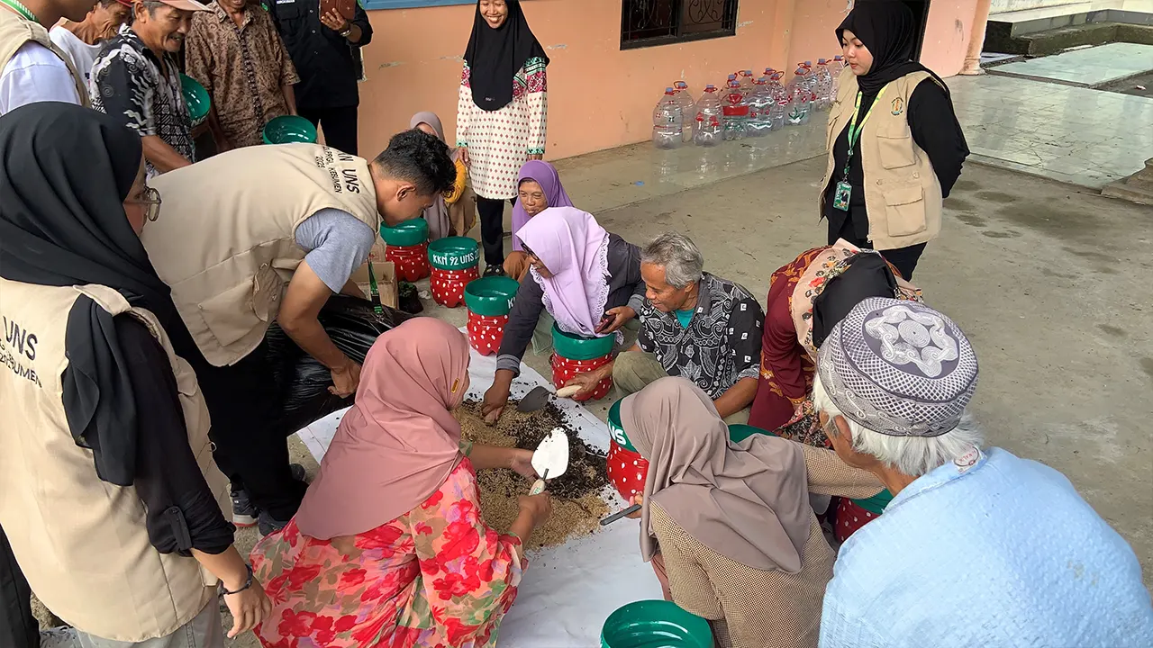 Warga Desa Prigi bersama mahasiswa KKN UNS Kelompok 92 praktik langsung membuat media tanam hidroorganik menggunakan galon bekas dalam kegiatan sosialisasi pertanian ramah lingkungan, Sabtu (2/8/2025). (doc. KKN UNS Kelompok 92)