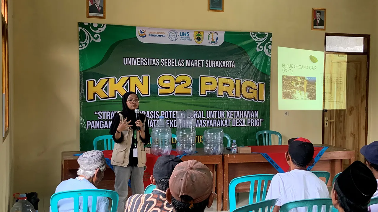Mahasiswa KKN UNS Kelompok 92 memberikan pemaparan materi tentang pembuatan pupuk organik cair kepada warga Desa Prigi, Kecamatan Pejagoan, Kebumen, dalam kegiatan sosialisasi pertanian ramah lingkungan, Sabtu (2/8/2025). (doc. KKN UNS Kelompok 92)