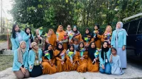 Mahasiswa KKN UNS Unit 272 berfoto bersama ibu-ibu PKK Desa Purworejo, Kecamatan Suruh, Kabupaten Semarang, seusai pelatihan pembuatan bucket bunga dari kawat bulu. (doc. KKN 272 UNS)