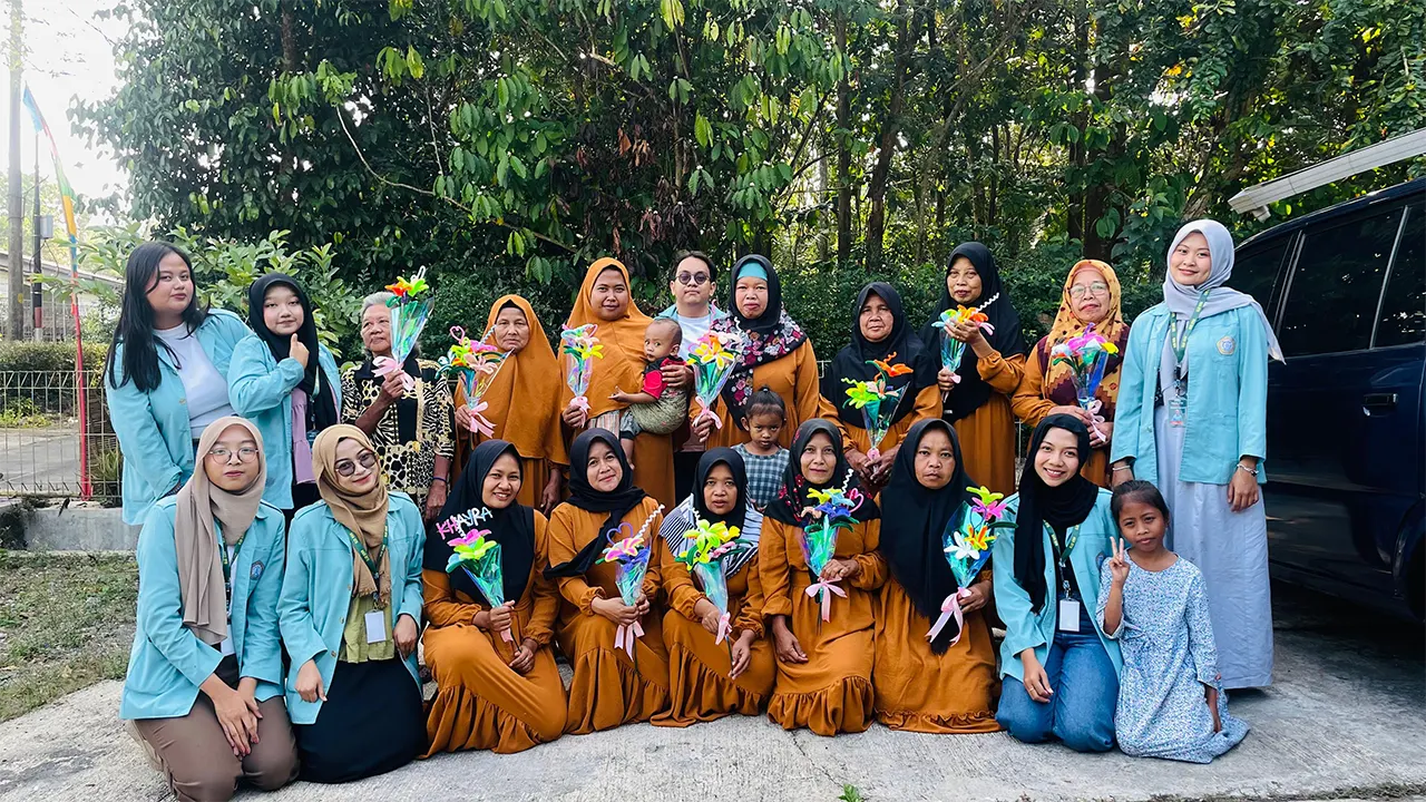 Mahasiswa KKN UNS Unit 272 berfoto bersama ibu-ibu PKK Desa Purworejo, Kecamatan Suruh, Kabupaten Semarang, seusai pelatihan pembuatan bucket bunga dari kawat bulu. (doc. KKN 272 UNS)