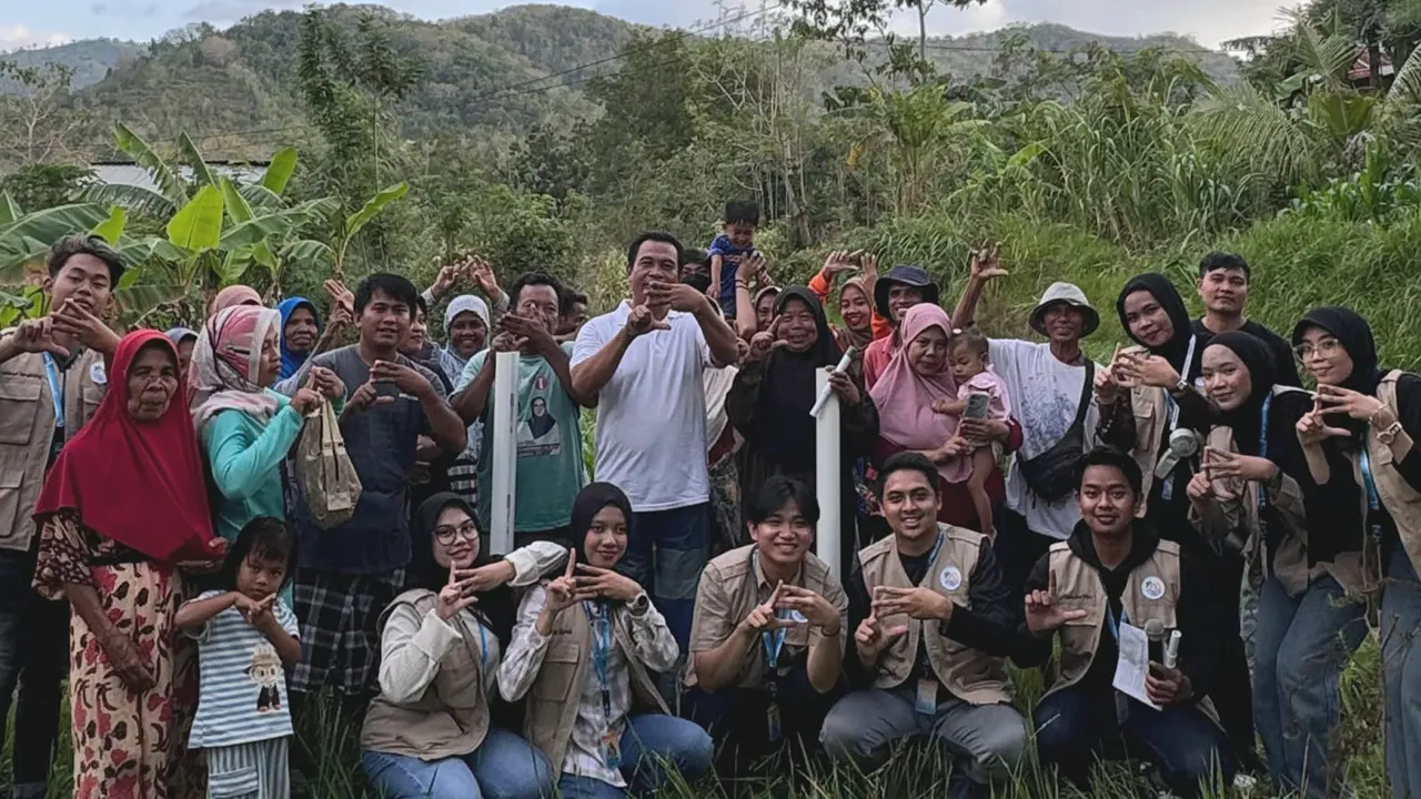 Mahasiswa KKN UNS berfoto bersama warga Dusun Gumesa Tengah, Desa Giri Tembesi, usai sosialisasi inovasi alat bantu pemupukan sederhana yang diharapkan dapat meningkatkan efisiensi dan kenyamanan kerja petani setempat. (doc. KKN 136 UNS)