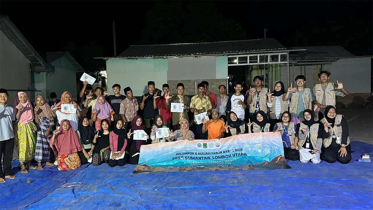 Mahasiswa KKN UNS bersama BPJS Ketenagakerjaan Lombok Utara memberikan edukasi tentang pentingnya jaminan sosial kepada warga Dusun Amor-Amor dalam kegiatan sosialisasi BPJS Ketenagakerjaan, Kamis (24/7/2025). (doc. KKN 06 UNS)