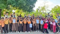 Mahasiswa KKN UNS bersama siswa SDN 2 Giri Tembesi berfoto bersama usai kegiatan penanaman pohon dalam program “Gemilang” yang bertujuan menciptakan lingkungan hijau dan menumbuhkan kesadaran sejak dini akan pentingnya menjaga kelestarian alam. (doc. KKN 136 UNS)