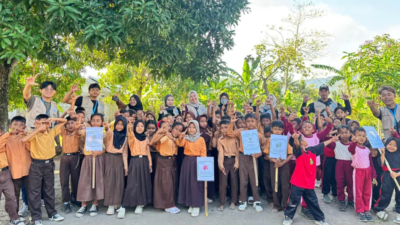 Mahasiswa KKN UNS bersama siswa SDN 2 Giri Tembesi berfoto bersama usai kegiatan penanaman pohon dalam program “Gemilang” yang bertujuan menciptakan lingkungan hijau dan menumbuhkan kesadaran sejak dini akan pentingnya menjaga kelestarian alam. (doc. KKN 136 UNS)