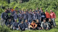 Mahasiswa KKN UNS bersama tim BASARNAS Wonosobo dan anggota Basecamp Bimala berfoto bersama seusai pelatihan keselamatan pendakian di Gunung Bismo, Desa Mlandi, Kecamatan Garung, Kabupaten Wonosobo. (doc. KKN 363 UNS)