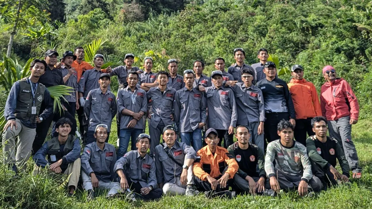 Mahasiswa KKN UNS bersama tim BASARNAS Wonosobo dan anggota Basecamp Bimala berfoto bersama seusai pelatihan keselamatan pendakian di Gunung Bismo, Desa Mlandi, Kecamatan Garung, Kabupaten Wonosobo. (doc. KKN 363 UNS)