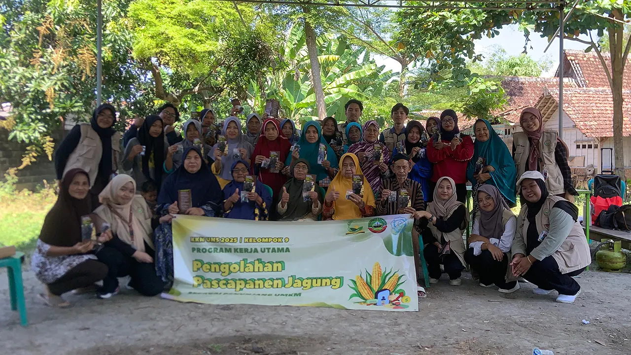 Mahasiswa KKN UNS bersama warga Tambakromo dalam kegiatan Pembuatan Briket dari Janggel Jagung. (doc. Kelompok 9 KKN UNS)