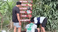 Mahasiswa KKN UNS saat memasang plang edukasi waktu penguraian sampah di Dusun Gumesa Tengah, Desa Giri Tembesi, Lombok Barat. (doc. KKN 136 UNS) Mahasiswa KKN UNS saat memasang plang edukasi waktu penguraian sampah di Dusun Gumesa Tengah, Desa Giri Tembesi, Lombok Barat. (doc. KKN 136 UNS)