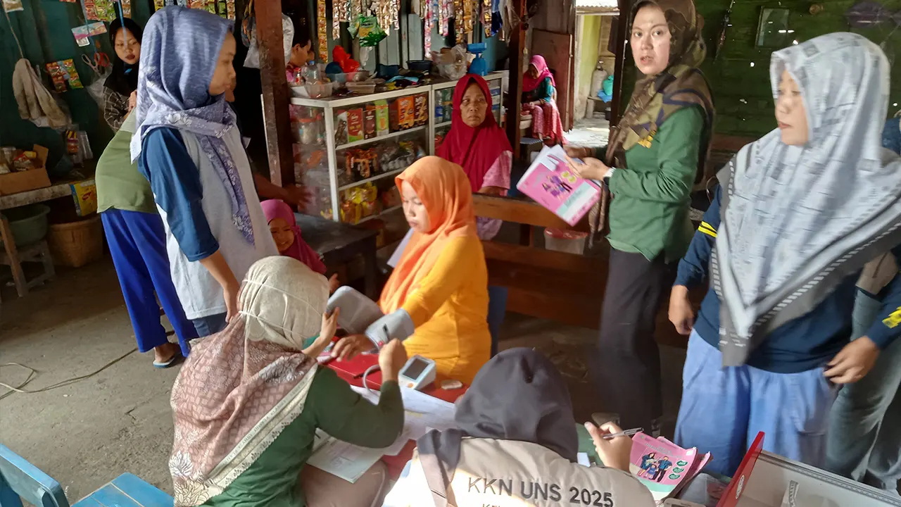 Mahasiswa KKN ikut serta dalam kegiatan posyandu balita. (doc. Kelompok 9 KKN UNS) Mahasiswa KKN ikut serta dalam kegiatan posyandu balita. (doc. Kelompok 9 KKN UNS)