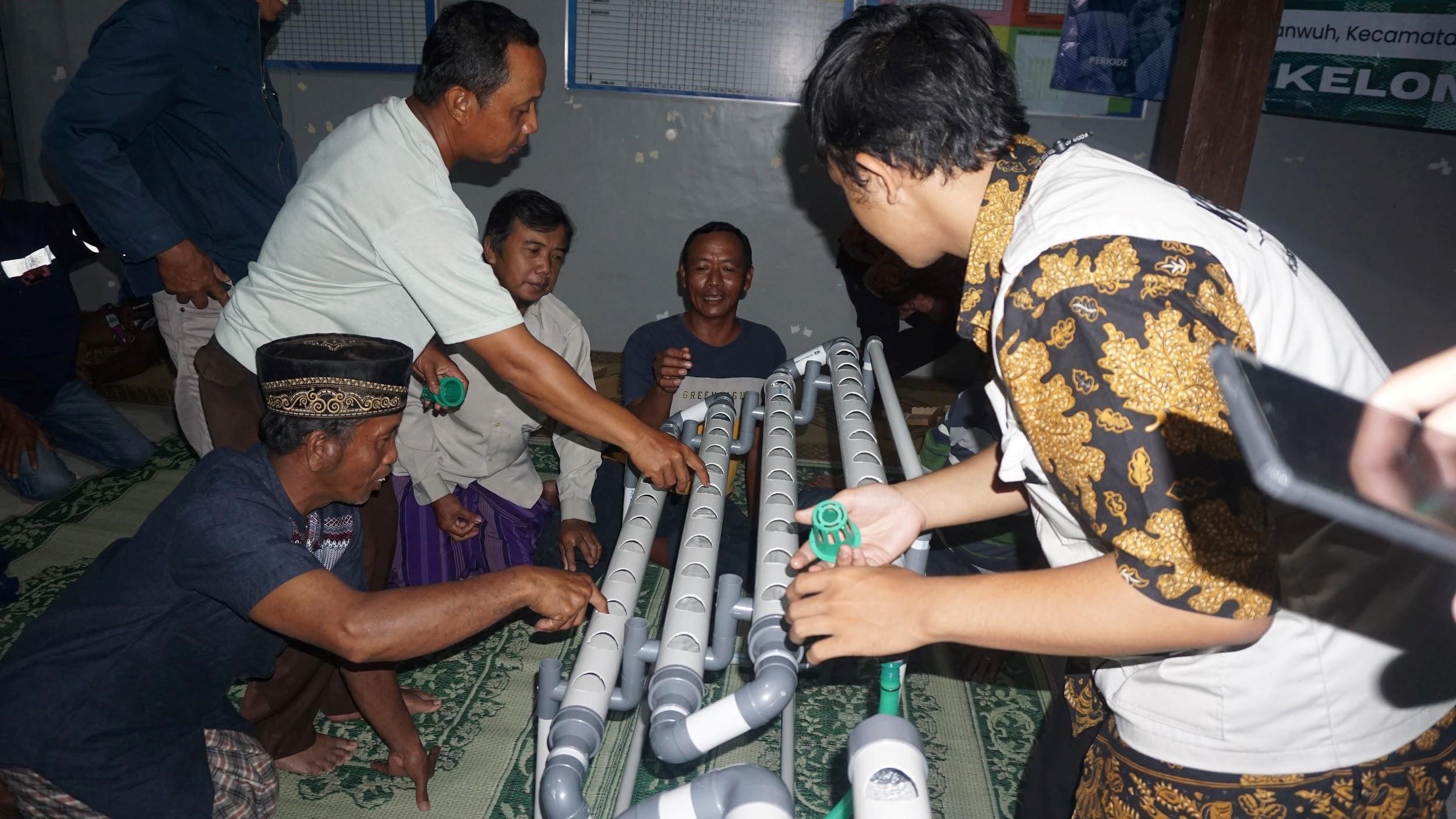 Mahasiswa KKN juga turut mendampingi masyarakat membuat instalasi Hidroponik sederhana. (doc. KKN 281 UNS)