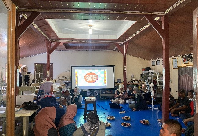 Mahasiswa KKN kelompok 29 UNS Solo menggelar Pelatihan English For Daily Life di Desa Klewor, Kecamatan Kemusu, Kabupaten Boyolali, Minggu (27/7/2025). (doc. KKN 29 UNS) Mahasiswa KKN kelompok 29 UNS Solo menggelar Pelatihan English For Daily Life di Desa Klewor, Kecamatan Kemusu, Kabupaten Boyolali, Minggu (27/7/2025). (doc. KKN 29 UNS)