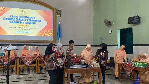 Mahasiswa KKN kelompok 29 UNS Solo menggelar Pelatihan Pembuatan Lilin Aromaterapi dari Minyak Jelantah di Desa Klewor, Kecamatan Kemusu, Kabupaten Boyolali, Minggu (26/7/2025). (doc. KKN 29 UNS)