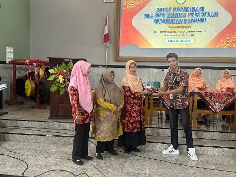 Mahasiswa KKN kelompok 29 UNS Solo menggelar Pelatihan Pembuatan Lilin Aromaterapi dari Minyak Jelantah di Desa Klewor, Kecamatan Kemusu, Kabupaten Boyolali, Minggu (26/7/2025). (doc. KKN 29 UNS) Mahasiswa KKN kelompok 29 UNS Solo menggelar Pelatihan Pembuatan Lilin Aromaterapi dari Minyak Jelantah di Desa Klewor, Kecamatan Kemusu, Kabupaten Boyolali, Minggu (26/7/2025). (doc. KKN 29 UNS)