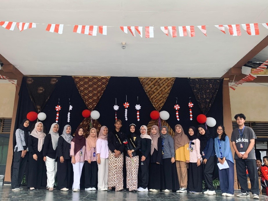 Mahasiswa Magang Terintegrasi Kependidikan (MKT) bersama Duta Spenada dalam acara Gema Nusantara 17. (doc. pribadi Mahasiswa Magang Terintegrasi Kependidikan (MKT) bersama Duta Spenada dalam acara Gema Nusantara 17. (doc. pribadi