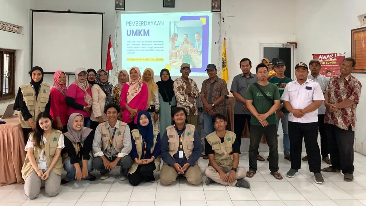 Mahasiswa UNS bersama pelaku UMKM Desa Kebondalem Lor, Kecamatan Prambanan, Klaten, usai kegiatan sosialisasi program Digitalisasi dan Pengembangan UMKM melalui pendaftaran Google Maps dan penggunaan QRIS. (doc. KKN 110 UNS)