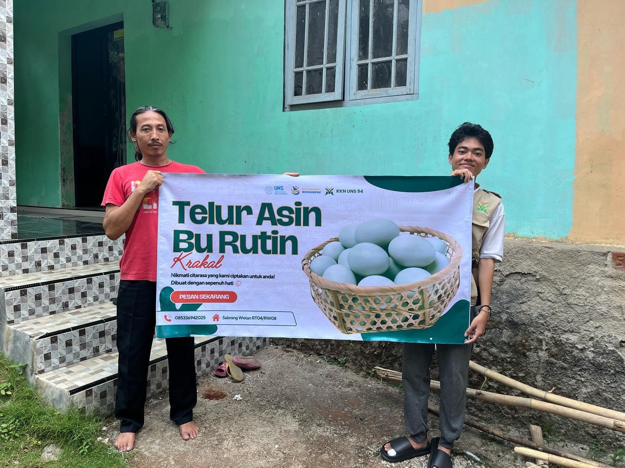 Mahasiswa UNS bersama pelaku UMKM Desa Krakal, Kecamatan Alian, Kebumen, usai kegiatan sosialisasi program Digitalisasi dan Pengembangan UMKM melalui pendaftaran Google Maps dan Media Visual. (doc. KKN 94 UNS)