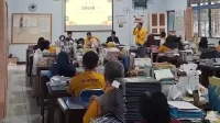 Mahasiswa UNTIDAR saat mempresentasikan program kerja “SINAR” (Sudut Inspirasi dan Arsip Bacaan) di ruang guru SMPN 3 Magelang, Jumat (15/8/2025), yang dihadiri kepala sekolah, guru, serta civitas sekolah. (doc. pribadi) Mahasiswa UNTIDAR saat mempresentasikan program kerja “SINAR” (Sudut Inspirasi dan Arsip Bacaan) di ruang guru SMPN 3 Magelang, Jumat (15/8/2025), yang dihadiri kepala sekolah, guru, serta civitas sekolah. (doc. pribadi)