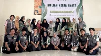 Mahasiswa kelompok 05 KKN UNS bersama warga Desa Megeri saat melakukan pelatihan pengolahan daun jati menjadi teh herbal. (doc. KKN 05 UNS) Mahasiswa kelompok 05 KKN UNS bersama warga Desa Megeri saat melakukan pelatihan pengolahan daun jati menjadi teh herbal. (doc. KKN 05 UNS)