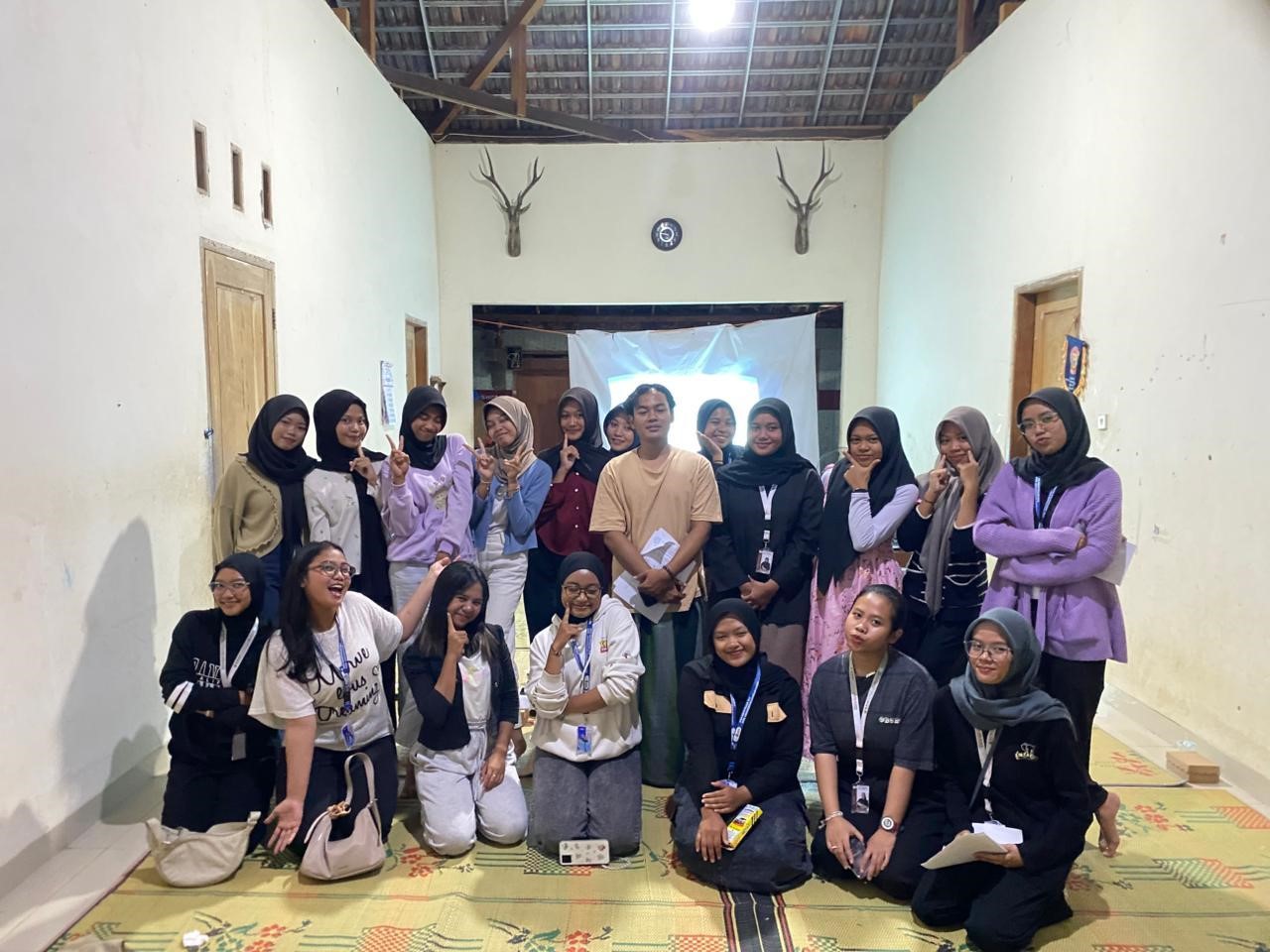 Mahasiswa kelompok 342 KKN UNS berfoto bersama peserta usai melakukan seminar peningkatan akses dan motivasi pendidikan tinggi bagi pemuda Desa Kepyar. (doc. KKN 342 UNS)