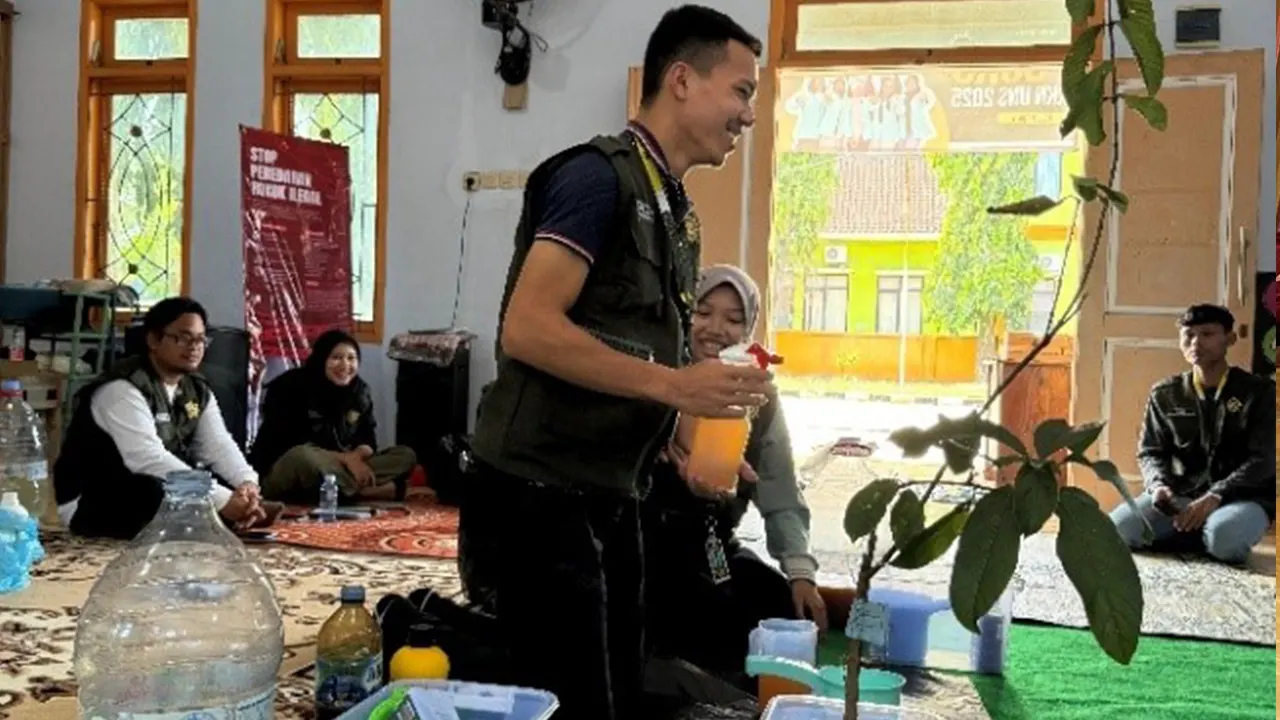 Mahasiswa mendampingi warga dalam praktik pembuatan pupuk organik cair dan budidaya maggot. (doc. KKN UNS 07)