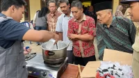 Mahasiswa saat memberikan pelatihan teknis pembuatan paving block. (doc. KKN 262 UNS) Mahasiswa saat memberikan pelatihan teknis pembuatan paving block. (doc. KKN 262 UNS)