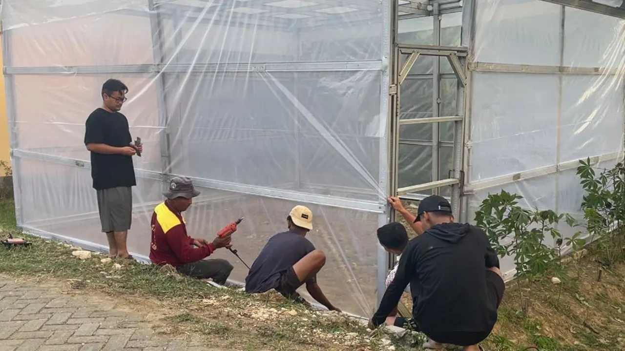 Mini greenhouse aquaponik yang dibangun bersama warga sebagai sarana percontohan urban farming. (doc. KKN UNS 07)