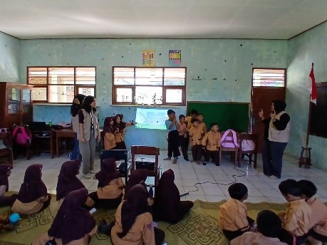Pelaksanaan kegiatan edukasi anti-bullying, edukasi skoliosis dini, edukasi seks dini. (doc. Pribadi)