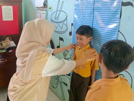 Pelaksanaan kegiatan edukasi anti-bullying, edukasi skoliosis dini, edukasi seks dini. (doc. Pribadi)