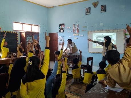 Pelaksanaan kegiatan edukasi anti-bullying, edukasi skoliosis dini, edukasi seks dini. (doc. Pribadi)