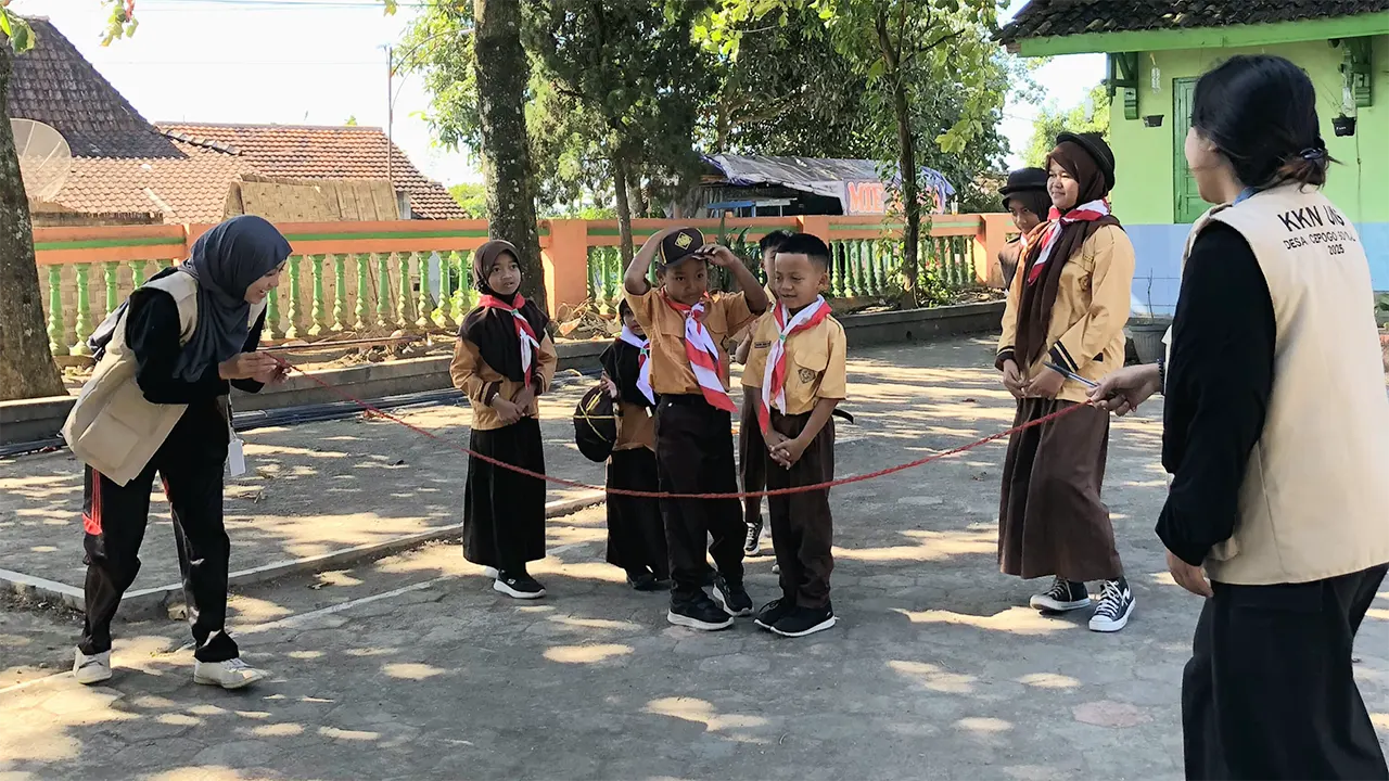 Pelaksanaan outbound permainan tradisional. (doc. KKN 200 UNS) Pelaksanaan outbound permainan tradisional. (doc. KKN 200 UNS)