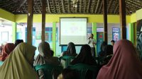Pemaparan materi sosialisasi Digital marketing dan Branding UMKM di Balai Dusun Warak, Desa Girisekar, pada Rabu (10/8/2025). (doc. KKN 46 UNS)