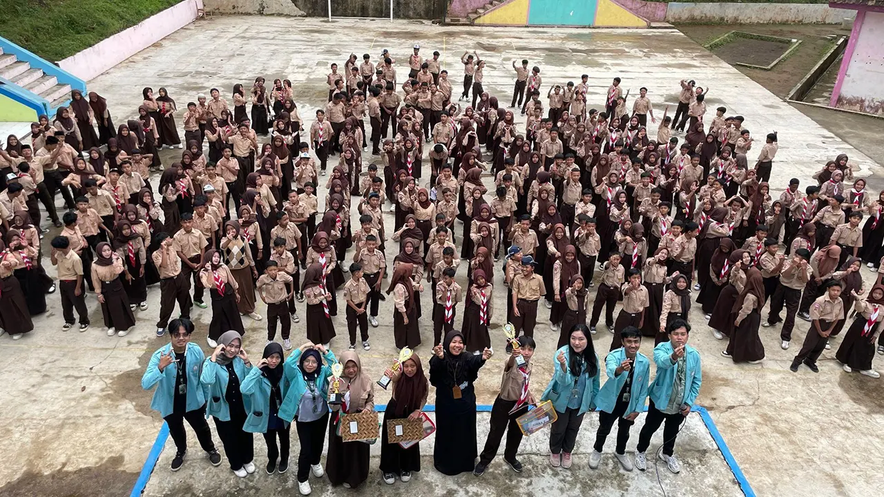 Pemberian Apresiasi kepada Pemenang Lomba Menulis Cerita Pendek di SMPN 2 Kajoran. (doc. KKN 189 UNS)