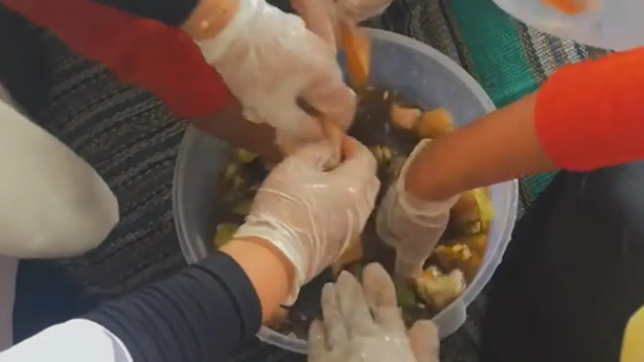 Pembuatan eco-enzyme bersama ibu-ibu PKK. (doc. KKN 16 UNS)