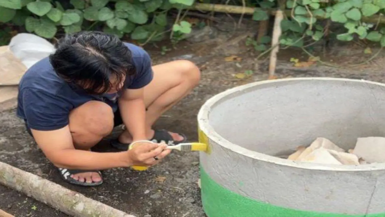 Pembuatan fasilitas pengelolaan sampah dilakukan mahasiswa KKN UNS, mulai dari pembangunan hingga pengecatan agar lebih tahan lama dan menarik. (doc. KKN 136 UNS)