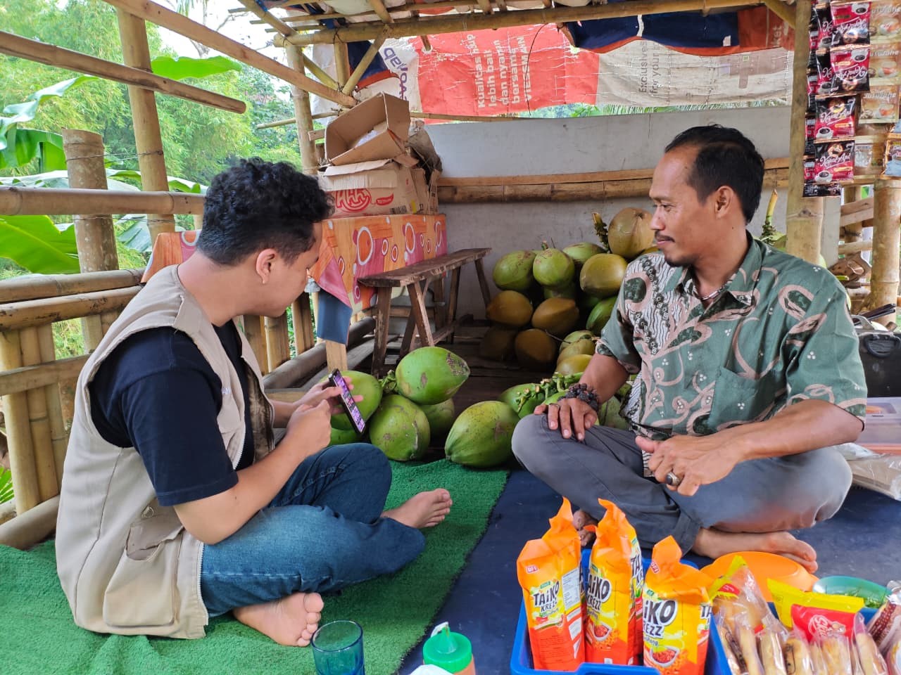 Pendampingan pembuatan Google Maps oleh mahasiswa KKN UNS Kelompok 94 di Desa Krakal. (doc. KKN 94 UNS)